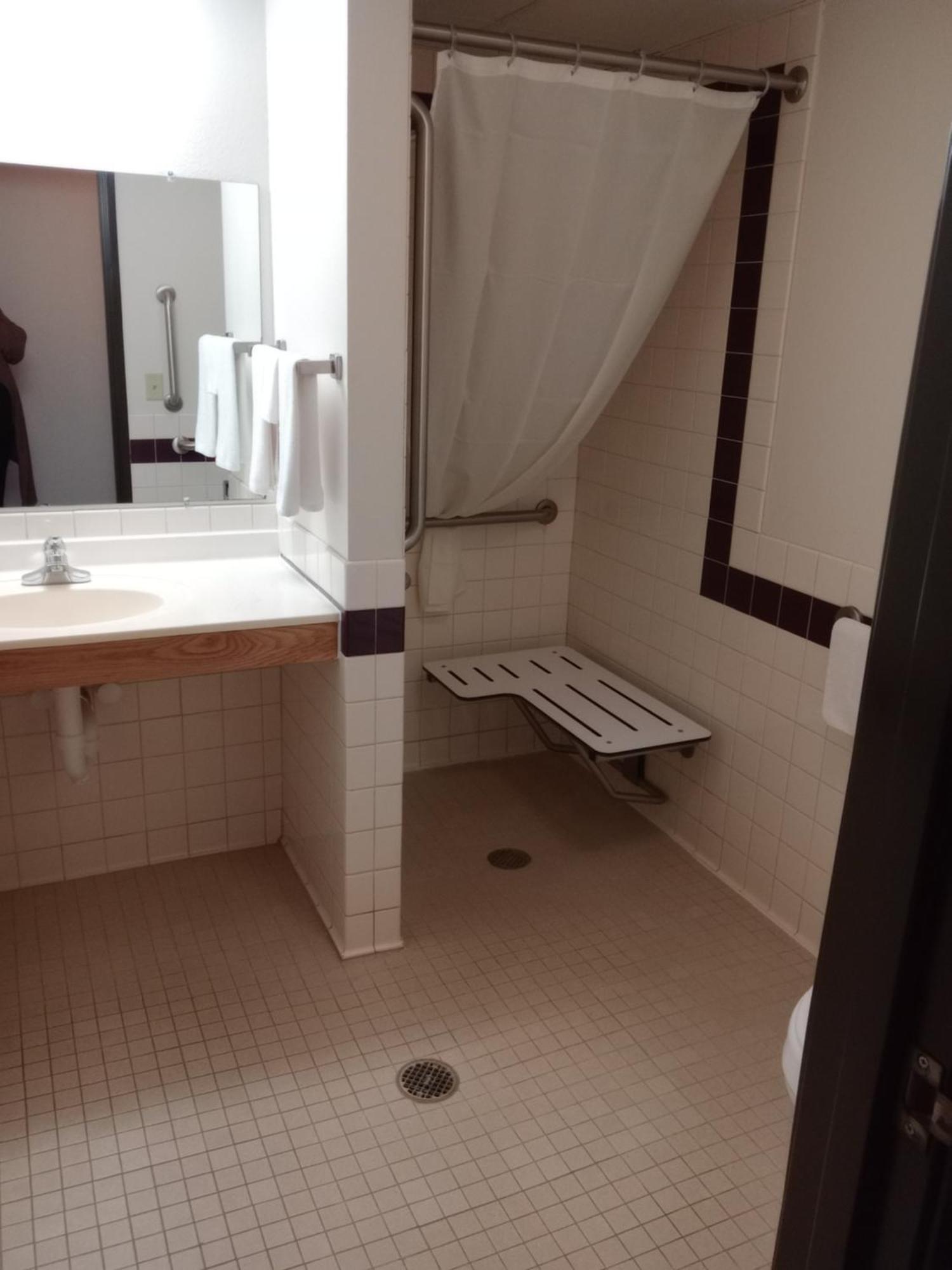 Fairbridge Inn & Suites Торп Екстер'єр фото