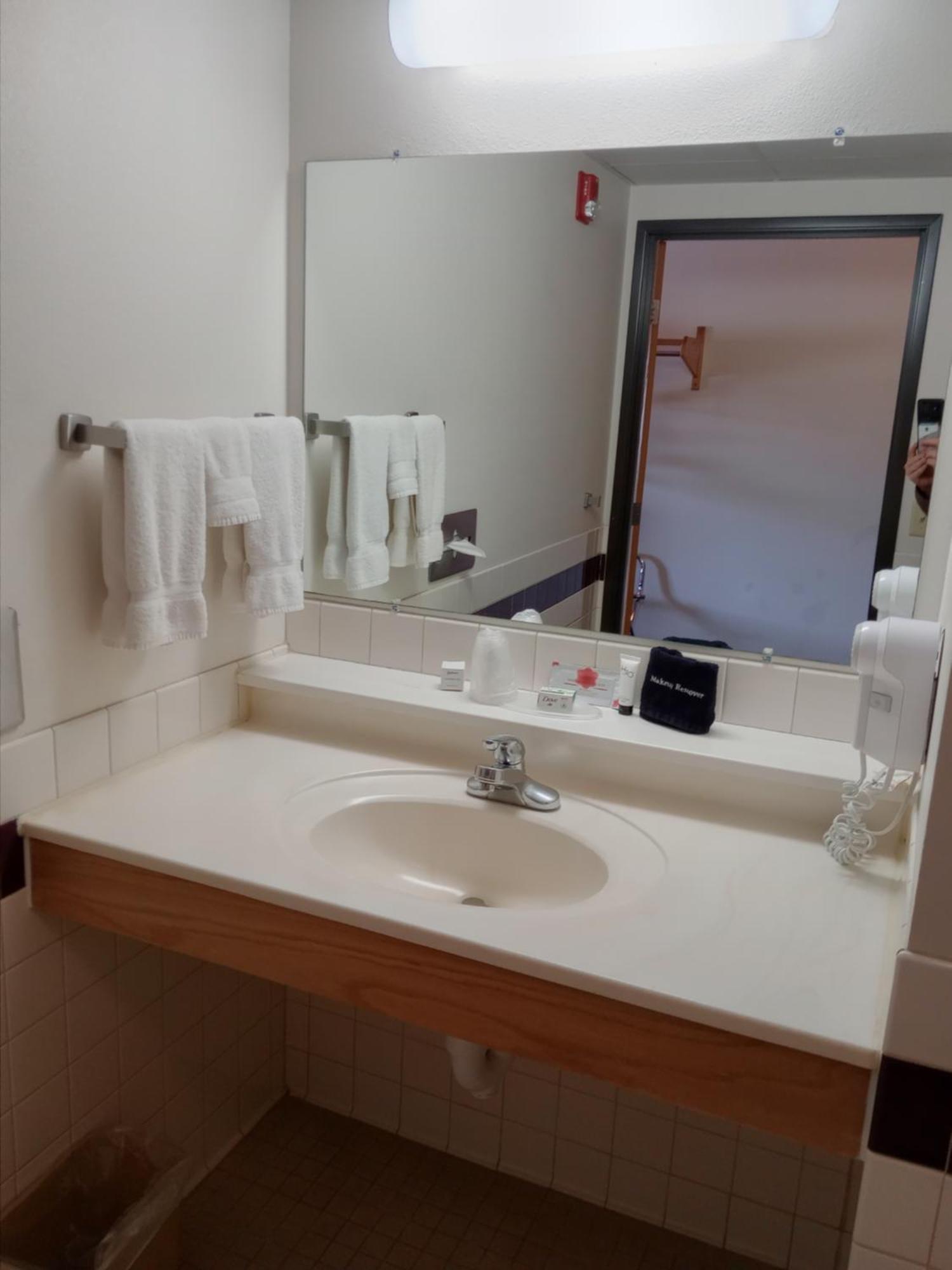 Fairbridge Inn & Suites Торп Екстер'єр фото