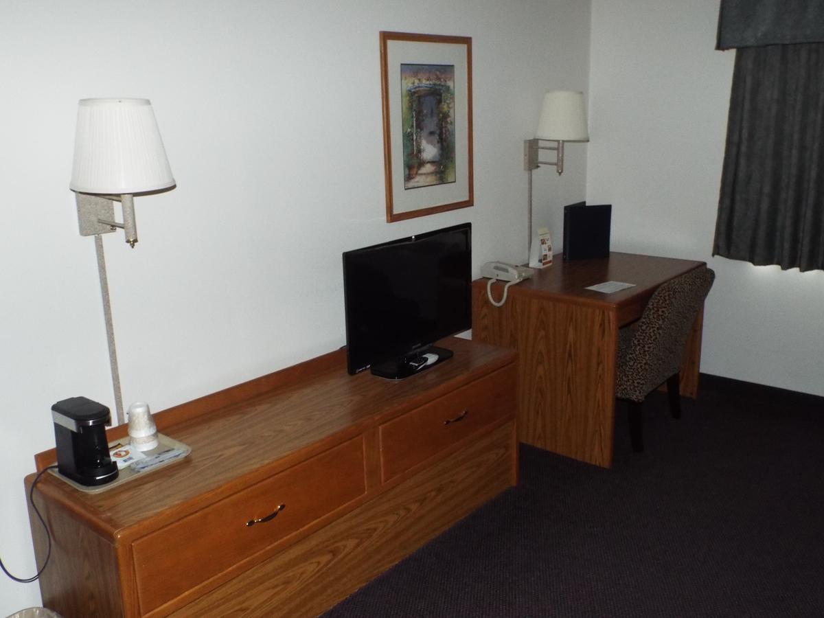 Fairbridge Inn & Suites Торп Екстер'єр фото