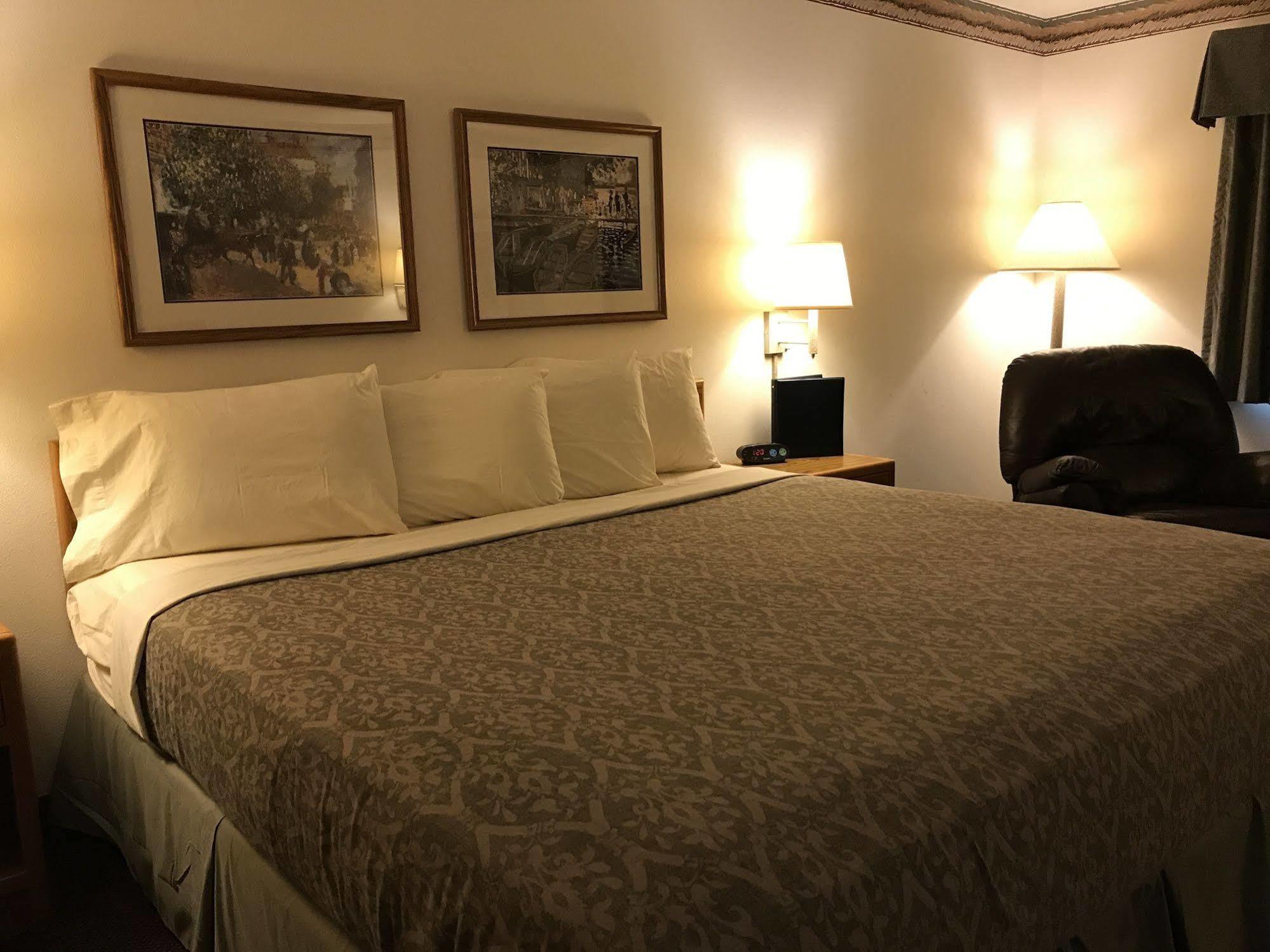 Fairbridge Inn & Suites Торп Екстер'єр фото