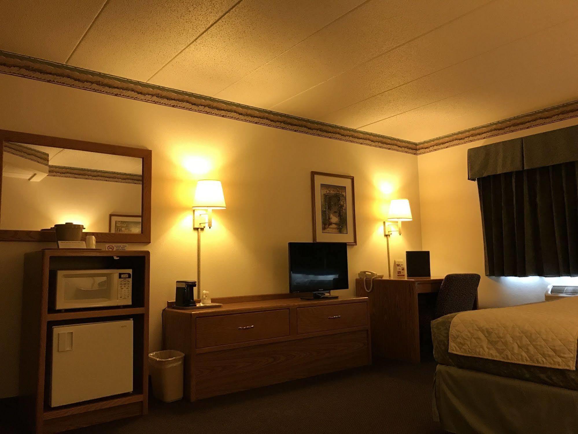 Fairbridge Inn & Suites Торп Екстер'єр фото