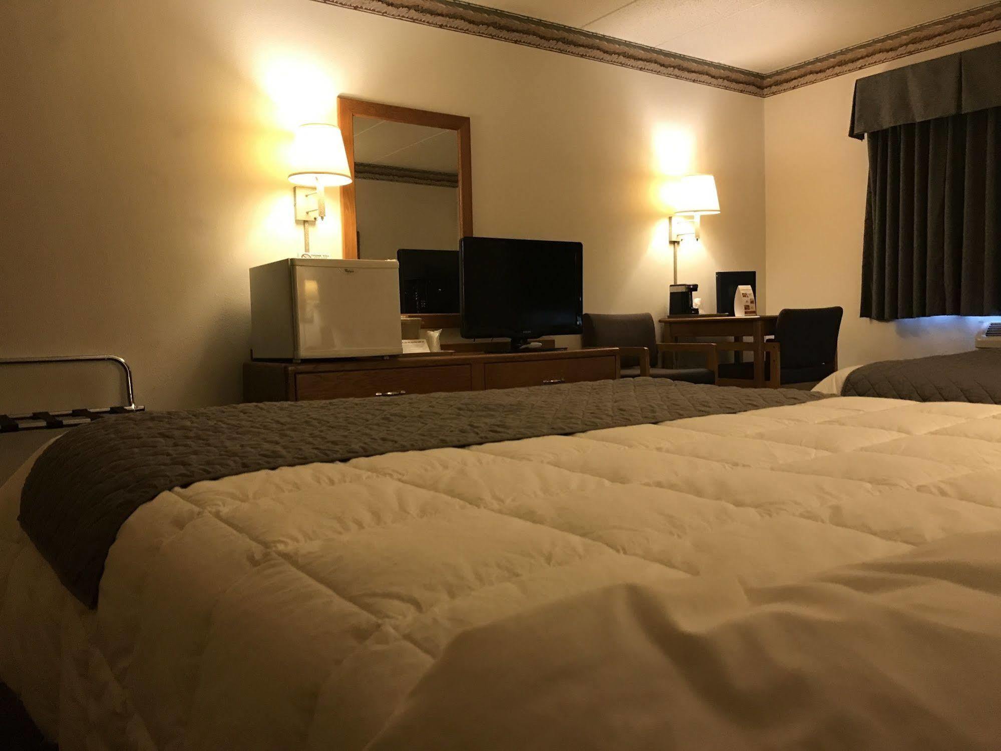 Fairbridge Inn & Suites Торп Екстер'єр фото