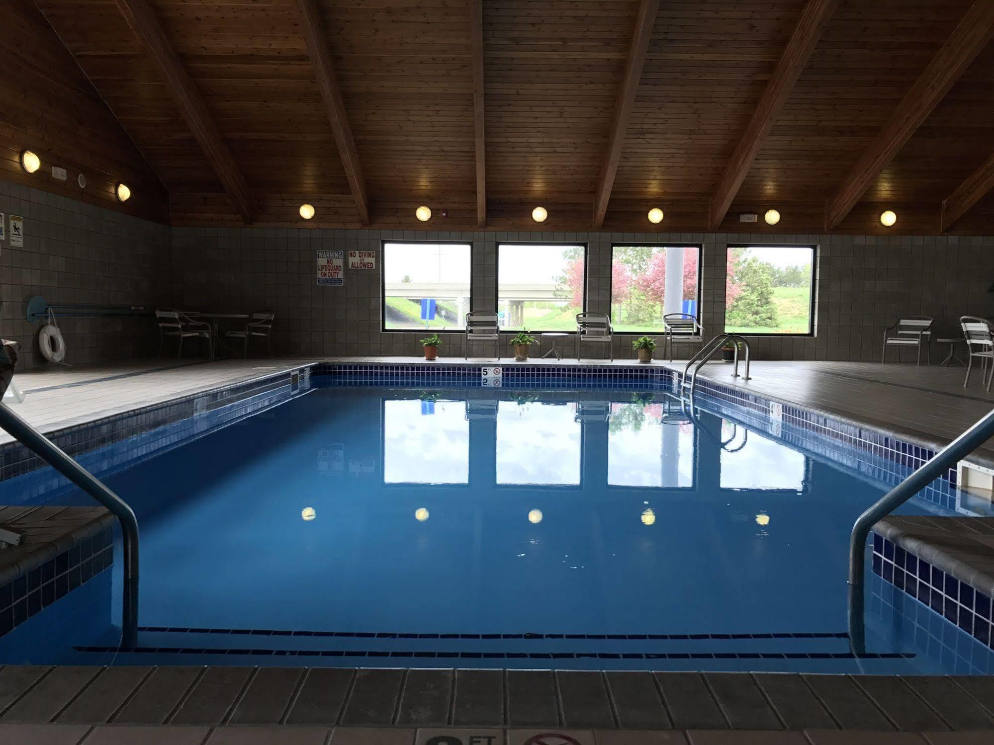Fairbridge Inn & Suites Торп Екстер'єр фото